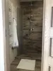 Apartmán č. 1 — toaletní stolek s umyvadlem a osvětleným zrcadlem