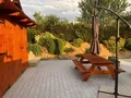 Venkovní posezení u piknikového stolu před apartmánem