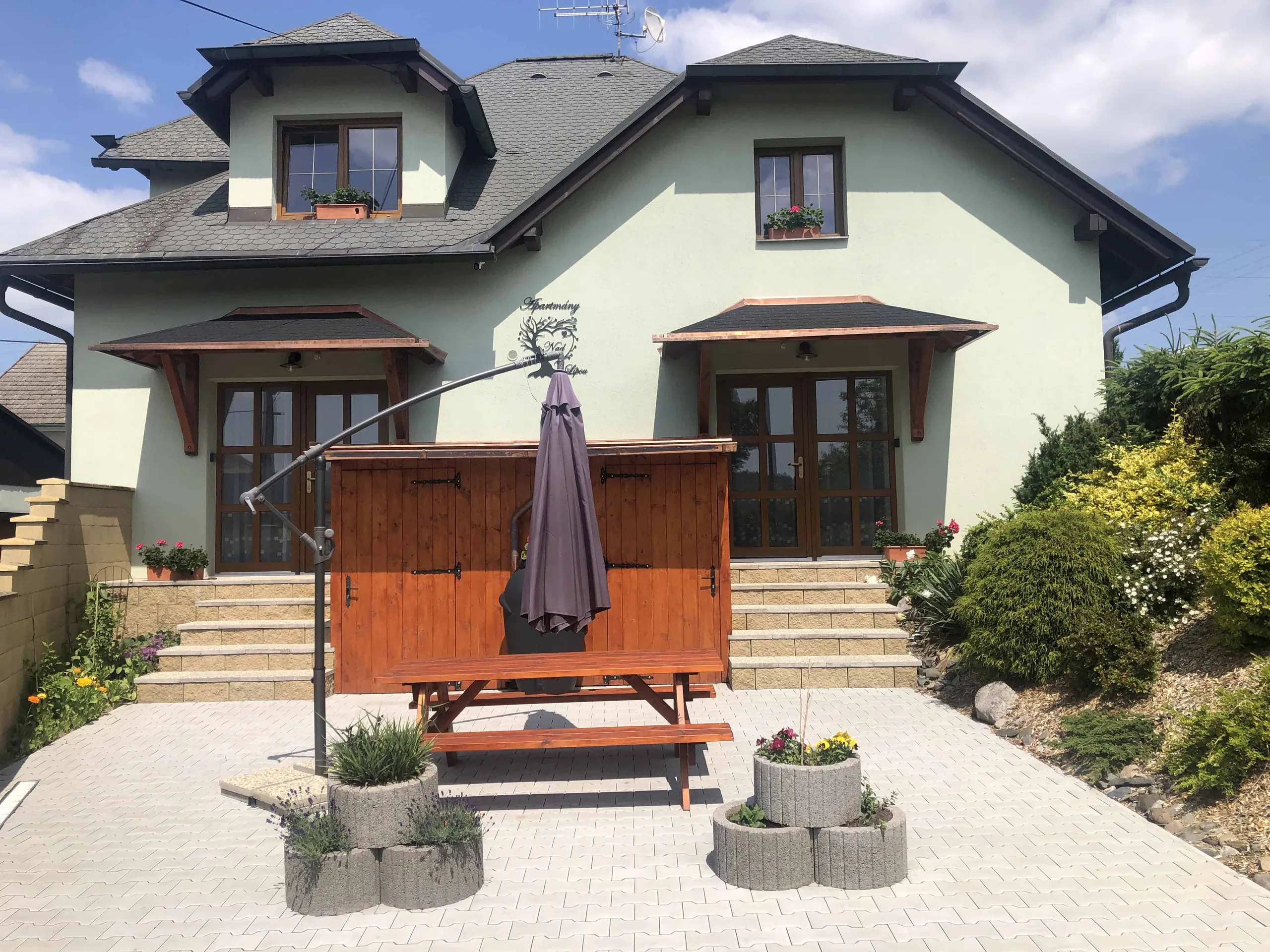 Apartmány Nad Lípou — pohled na dům od příjezdové cesty